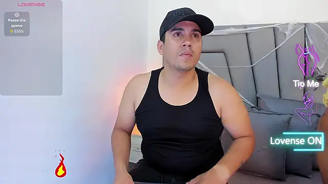 Snapshot of Vale_n_Matt chatting on October 23, 2025, 4:55 am Vale n Matt online show from October 23, 2025, 4:55 am