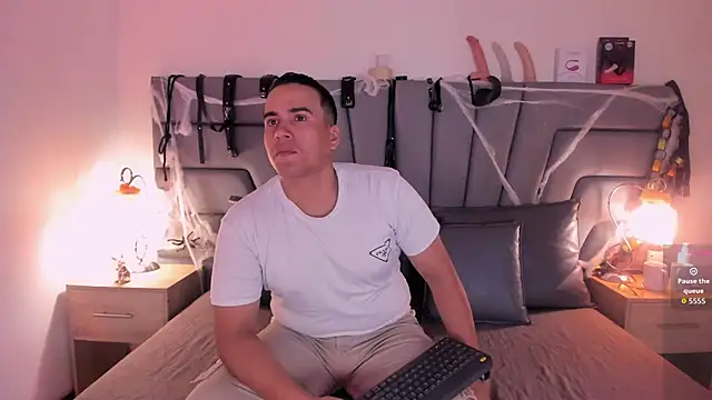 Snapshot of Vale_n_Matt chatting on November 4, 2025, 3:32 am Vale n Matt online show from November 4, 2025, 3:32 am