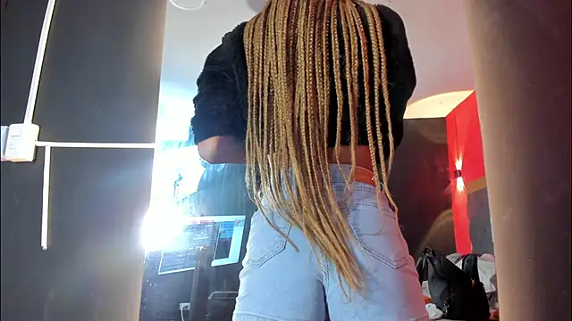 Snapshot of YayaHilton chatting on October 29, 2025, 4:44 am YayaHilton online show from October 29, 2025, 4:44 am