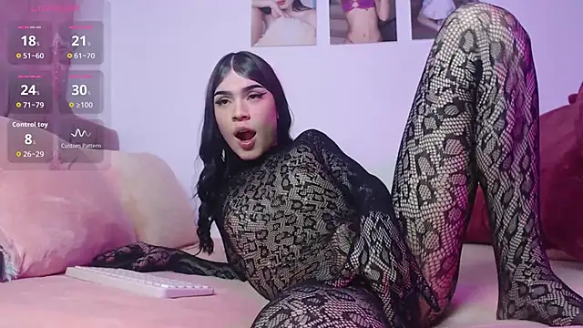 Snapshot of cuttebabe_ chatting on November 18, 2025, 11:15 pm cuttebabe online show from November 18, 2025, 11:15 pm