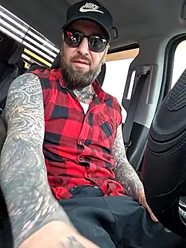 Snapshot of Beardedtattood chatting on November 25, 2025, 1:44 pm Beardedtattood online show from November 25, 2025, 1:44 pm