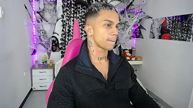 Snapshot of Leonard_Price chatting on October 15, 2025, 1:37 am Leonard Price online show from October 15, 2025, 1:37 am