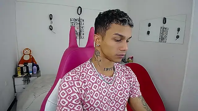 Snapshot of Leonard_Price chatting on November 22, 2025, 2:21 am Leonard Price online show from November 22, 2025, 2:21 am