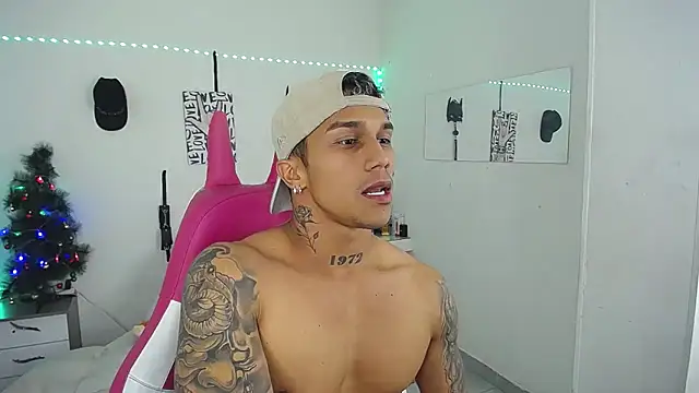 Snapshot of Leonard_Price chatting on November 30, 2025, 2:45 am Leonard Price online show from November 30, 2025, 2:45 am