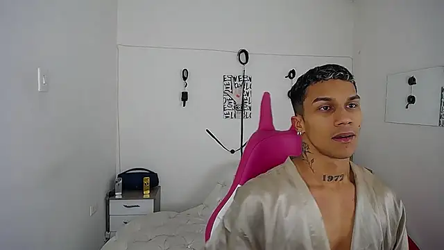 Snapshot of Leonard_Price chatting on November 19, 2025, 1:38 am Leonard Price online show from November 19, 2025, 1:38 am