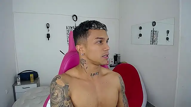 Snapshot of Leonard_Price chatting on November 14, 2025, 9:07 pm Leonard Price online show from November 14, 2025, 9:07 pm