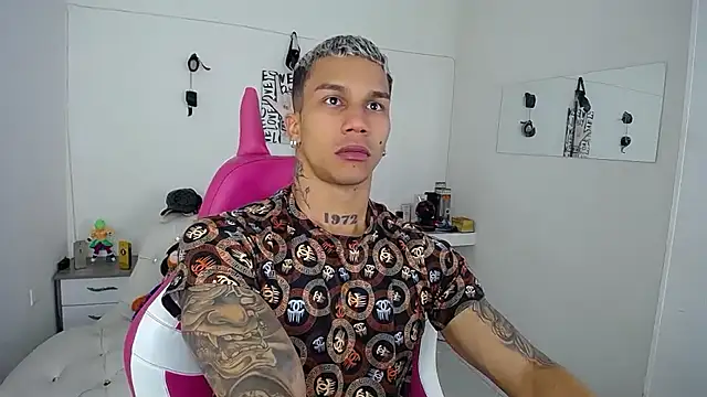 Snapshot of Leonard_Price chatting on October 8, 2025, 12:34 am Leonard Price online show from October 8, 2025, 12:34 am