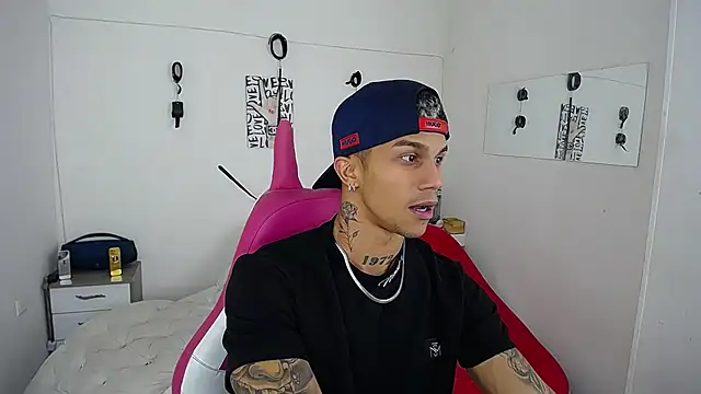 Snapshot of Leonard_Price chatting on November 21, 2025, 2:10 am Leonard Price online show from November 21, 2025, 2:10 am