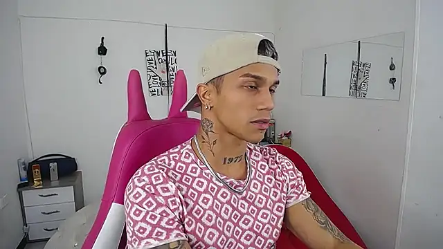 Snapshot of Leonard_Price chatting on November 23, 2025, 4:22 am Leonard Price online show from November 23, 2025, 4:22 am