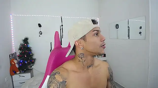 Snapshot of Leonard_Price chatting on December 1, 2025, 12:39 pm Leonard Price online show from December 1, 2025, 12:39 pm