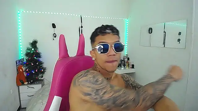 Snapshot of Leonard_Price chatting on December 2, 2025, 4:09 pm Leonard Price online show from December 2, 2025, 4:09 pm