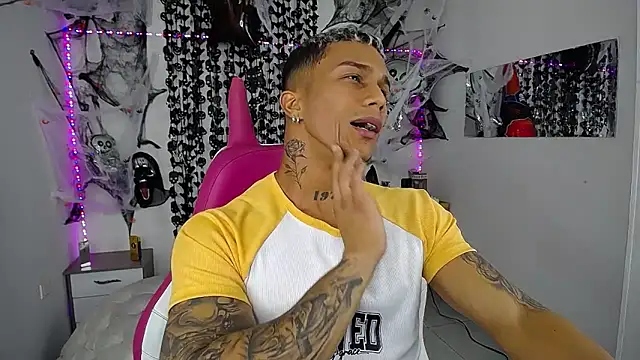 Snapshot of Leonard_Price chatting on October 18, 2025, 6:37 am Leonard Price online show from October 18, 2025, 6:37 am