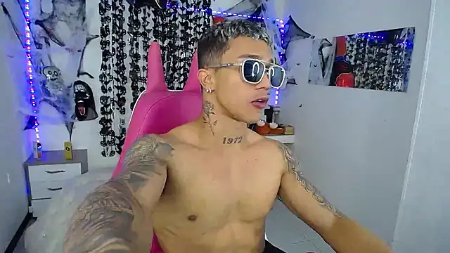 Snapshot of Leonard_Price chatting on October 28, 2025, 2:12 am Leonard Price online show from October 28, 2025, 2:12 am