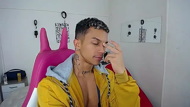 Snapshot of Leonard_Price chatting on November 16, 2025, 1:54 am Leonard Price online show from November 16, 2025, 1:54 am