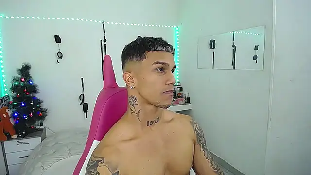 Snapshot of Leonard_Price chatting on December 2, 2025, 4:03 am Leonard Price online show from December 2, 2025, 4:03 am