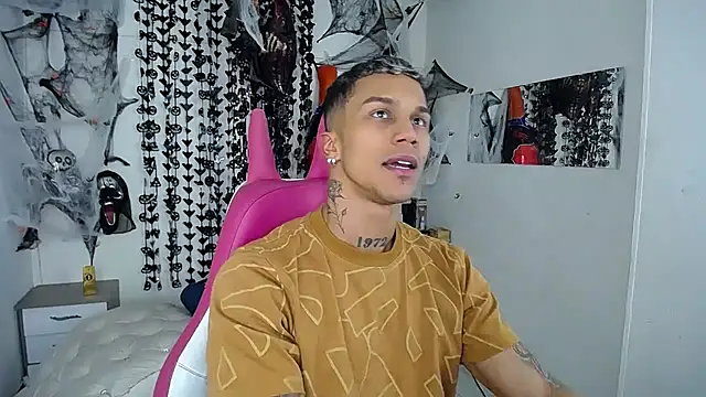 Snapshot of Leonard_Price chatting on November 9, 2025, 3:32 am Leonard Price online show from November 9, 2025, 3:32 am