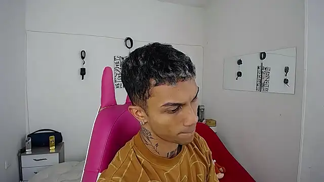 Snapshot of Leonard_Price chatting on November 20, 2025, 2:12 am Leonard Price online show from November 20, 2025, 2:12 am