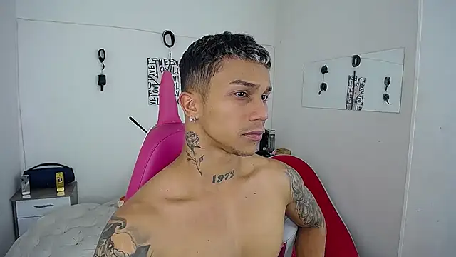 Snapshot of Leonard_Price chatting on November 17, 2025, 2:04 am Leonard Price online show from November 17, 2025, 2:04 am