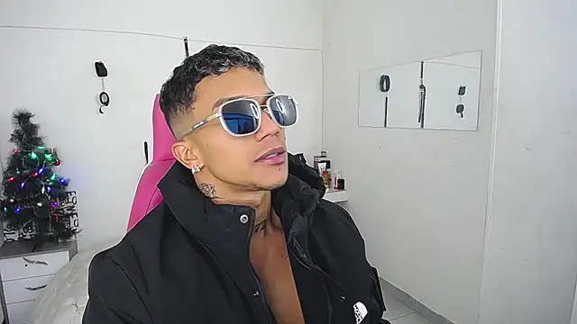 Snapshot of Leonard_Price chatting on December 3, 2025, 2:27 pm Leonard Price online show from December 3, 2025, 2:27 pm