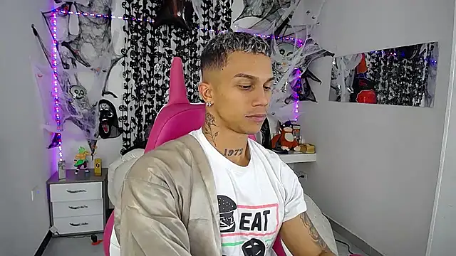 Snapshot of Leonard_Price chatting on October 14, 2025, 1:39 am Leonard Price online show from October 14, 2025, 1:39 am