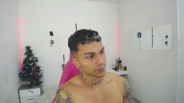 Snapshot of Leonard_Price chatting on December 5, 2025, 7:34 pm Leonard Price online show from December 5, 2025, 7:34 pm