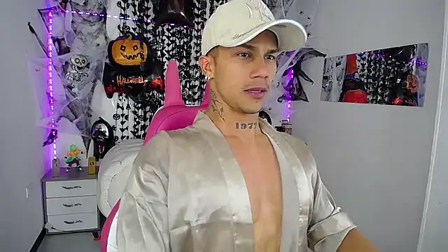 Snapshot of Leonard_Price chatting on October 11, 2025, 1:17 am Leonard Price online show from October 11, 2025, 1:17 am