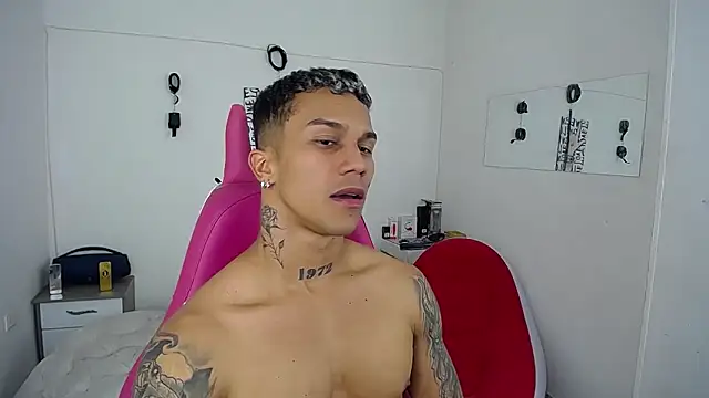 Snapshot of Leonard_Price chatting on November 13, 2025, 2:26 am Leonard Price online show from November 13, 2025, 2:26 am