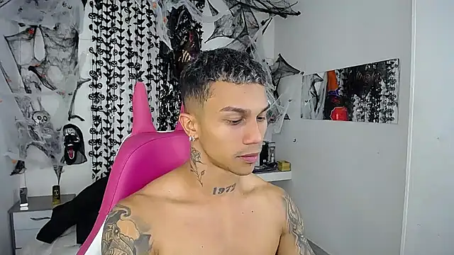 Snapshot of Leonard_Price chatting on November 10, 2025, 7:57 am Leonard Price online show from November 10, 2025, 7:57 am