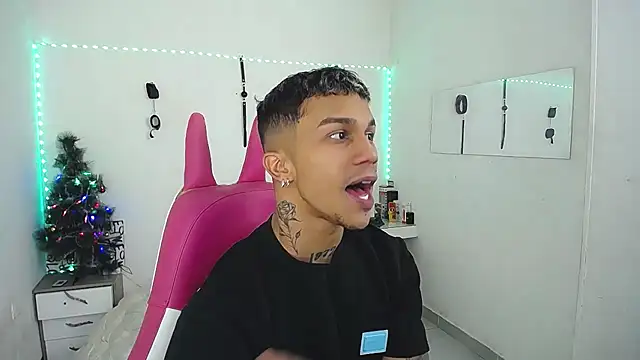 Snapshot of Leonard_Price chatting on December 4, 2025, 3:00 pm Leonard Price online show from December 4, 2025, 3:00 pm