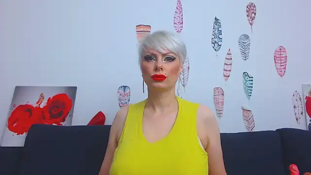 Snapshot of ForeverBarbie_ chatting on October 20, 2025, 11:05 pm ForeverBarbie online show from October 20, 2025, 11:05 pm