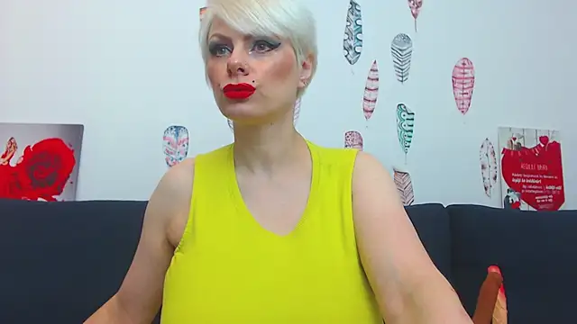 Snapshot of ForeverBarbie_ chatting on November 7, 2025, 10:35 pm ForeverBarbie online show from November 7, 2025, 10:35 pm