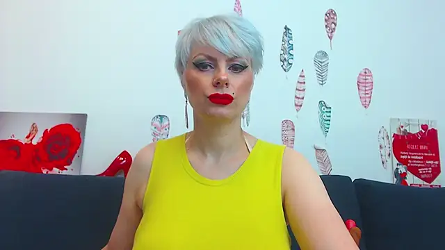 Snapshot of ForeverBarbie_ chatting on October 13, 2025, 9:49 pm ForeverBarbie online show from October 13, 2025, 9:49 pm