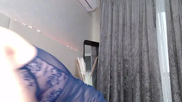 Snapshot of MiaRie chatting on February 12, 2026, 4:12 am MiaRie online show from February 12, 2026, 4:12 am