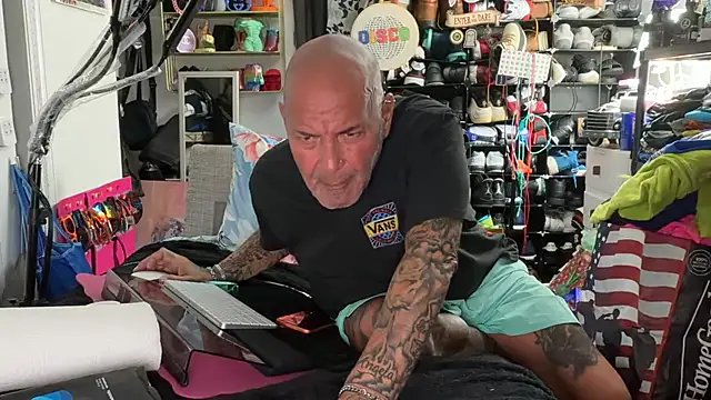 joeytatts66 online show from June 18, 2026, 2:10 am