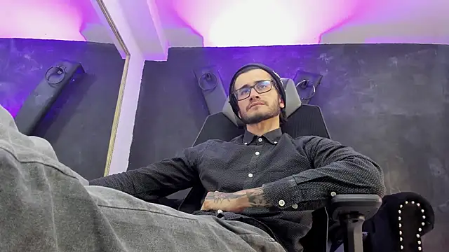 Snapshot of Loggan_donnelly chatting on October 8, 2025, 9:04 pm Loggan donnelly online show from October 8, 2025, 9:04 pm