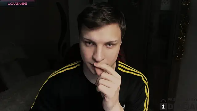 handsome guy01 online show from December 16, 2025, 8:57 pm