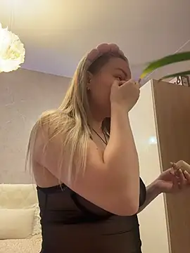 Snapshot of LianaCruz__ chatting on December 2, 2025, 4:47 am LianaCruz online show from December 2, 2025, 4:47 am