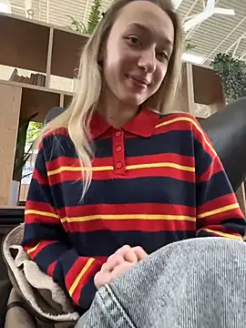 Lia  Love online show from October 7, 2025, 12:17 pm