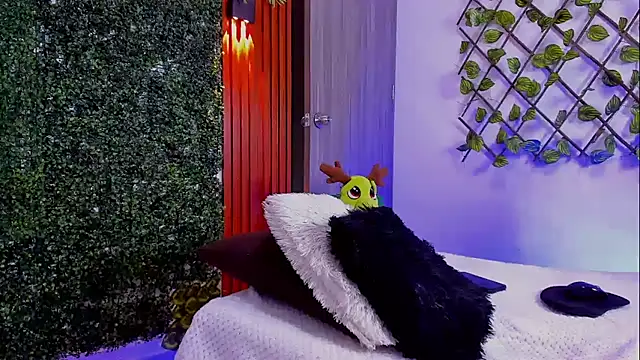 Snapshot of Valentino__X chatting on October 22, 2025, 4:34 am Valentino X online show from October 22, 2025, 4:34 am