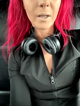 Snapshot of SweetSolez chatting on October 9, 2025, 11:11 am SweetSolez online show from October 9, 2025, 11:11 am
