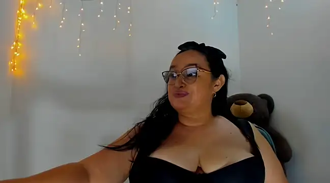 Snapshot of GiaNahomi chatting on March 11, 2025, 11:37 pm GiaNahomi online show from March 11, 2025, 11:37 pm