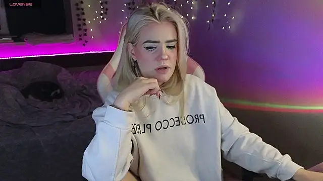 Snapshot of RedVelveten chatting on October 9, 2025, 8:20 pm RedVelveten online show from October 9, 2025, 8:20 pm