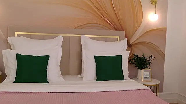 milaleoneli online show from June 22, 2026, 3:09 pm