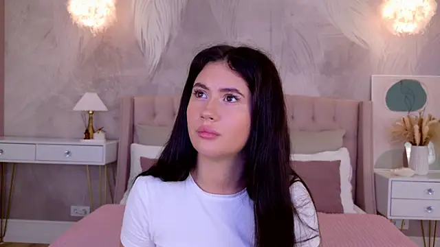 milaleoneli online show from July 14, 2026, 3:07 pm