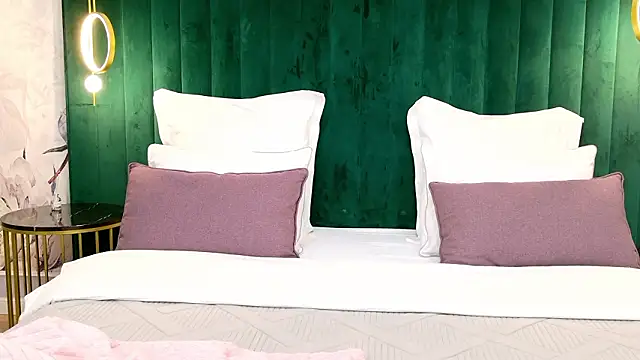 Snapshot of milaleoneli chatting on March 4, 2026, 2:58 pm milaleoneli online show from March 4, 2026, 2:58 pm