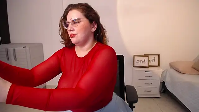 Snapshot of MartinaGuzmann chatting on October 21, 2025, 12:11 am MartinaGuzmann online show from October 21, 2025, 12:11 am