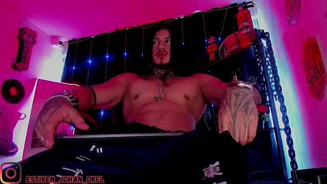 Snapshot of the_beast_master_ chatting on December 15, 2025, 8:03 pm the beast master online show from December 15, 2025, 8:03 pm