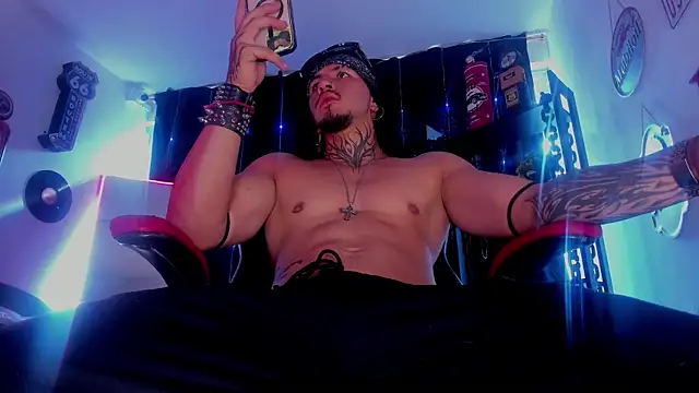 Snapshot of the_beast_master_ chatting on November 19, 2025, 8:09 pm the beast master online show from November 19, 2025, 8:09 pm