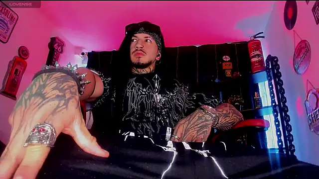 Snapshot of the_beast_master_ chatting on October 20, 2025, 9:04 pm the beast master online show from October 20, 2025, 9:04 pm