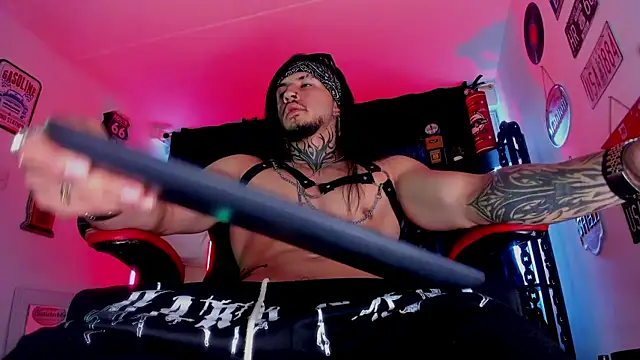 Snapshot of the_beast_master_ chatting on October 10, 2025, 8:20 pm the beast master online show from October 10, 2025, 8:20 pm